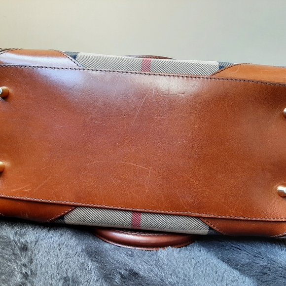 COPY - Vintage Burberry Cube Crossbody Handbag - Picture 14 of 17